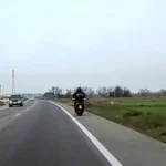 Multa de 200 euros por circular en moto por el arcén: cuándo está permitido realmente