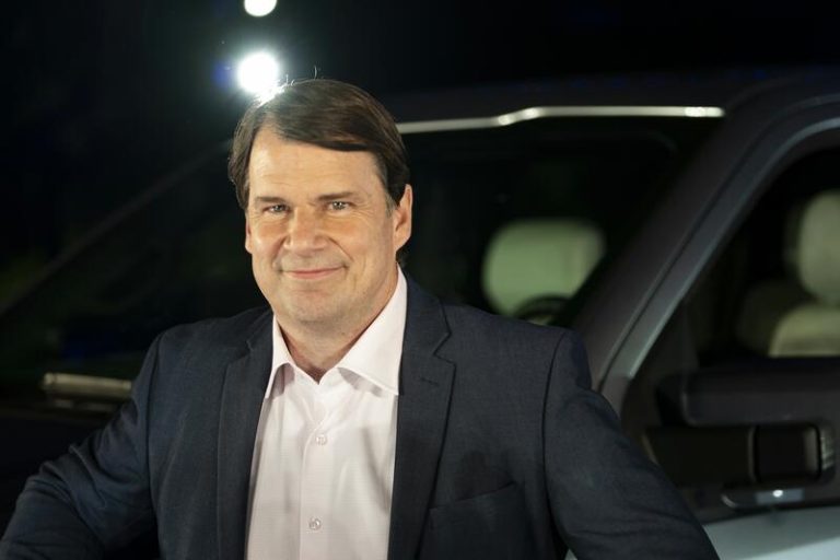 Jim Farley, CEO de Ford, se planta en el Congreso de EE.UU. y avisa del impacto «devastador» de los aranceles