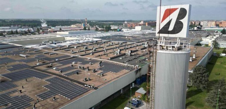 El coche eléctrico chino le cuesta a Bridgestone ganar un 12,8% menos en 2024