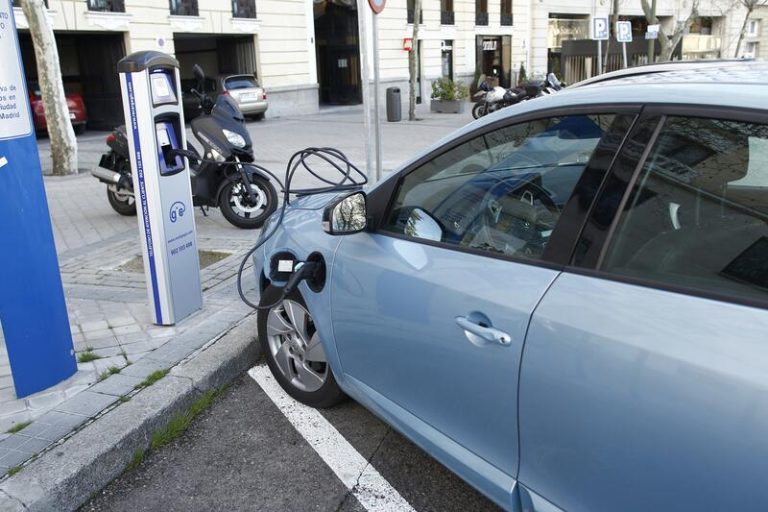La OCU ‘aprieta’ al Gobierno para salvar el coche eléctrico en España