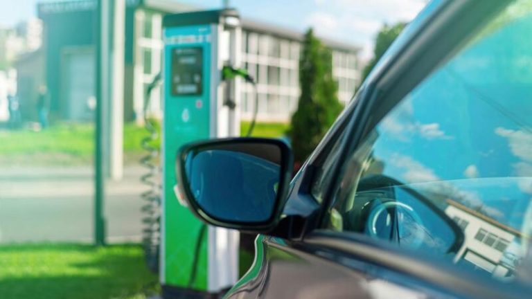 Los empleos y millones que se pierden al mes por la falta de ayudas al coche eléctrico: Para estudiarlo