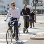 La multa de 200 euros a ciclistas y patinetes que cruzan el paso de peatones sin poner los pies en el suelo