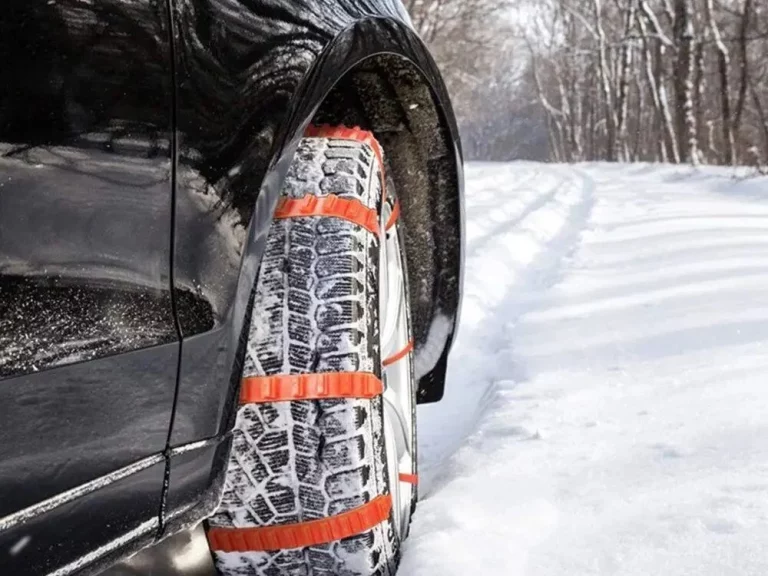 Llega el primer temporal de nieve del año: RACE, DGT y Guardia Civil te piden consultar el estado de las carreteras y llevar cadenas o neumáticos de invierno