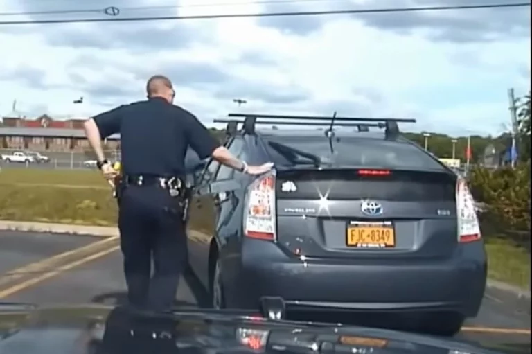 ¿Qué pasa si un Policía o Guardia Civil toca el piloto trasero de tu coche cuando te para?