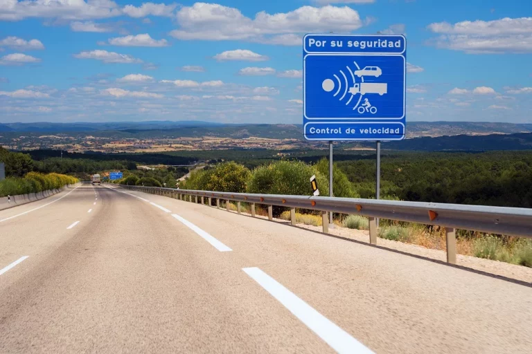 Cuando la DGT pensó en salvar tu matrimonio a la hora de instalar sus radares de velocidad