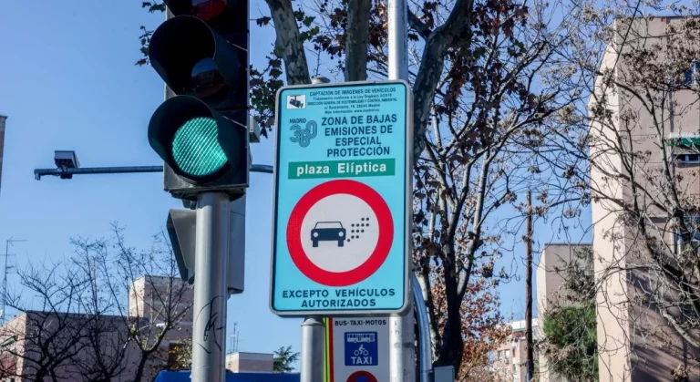 Vehículos sin etiqueta medioambiental de la DGT: en la ZBE de esta ciudad española sois bienvenidos