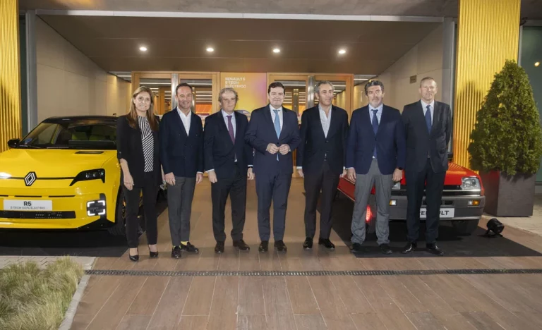 El Renault 5 E-Tech recibe el premio al Mejor Coche del Año ABC 2025