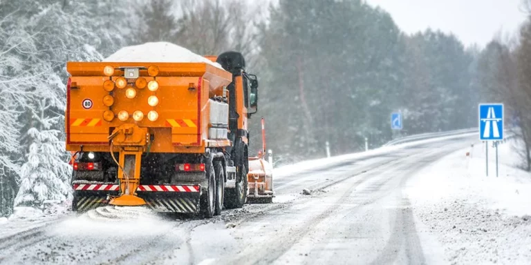 Por este motivo los que mantienen las carreteras echan sal en invierno