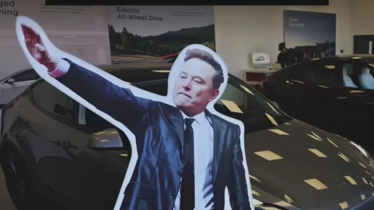 Tesla tiene un nuevo frente abierto en Londres con esta campaña con esvástica de por medio