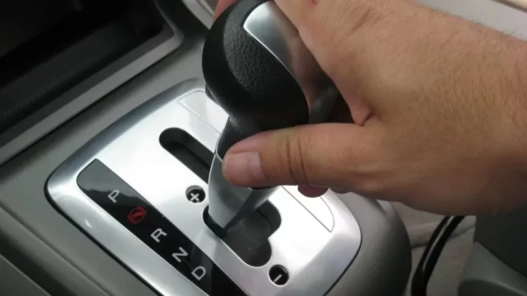 Ion (38), profesor de autoescuela: «¿Conoces el carnet de coche automático? Te explico en qué consiste»