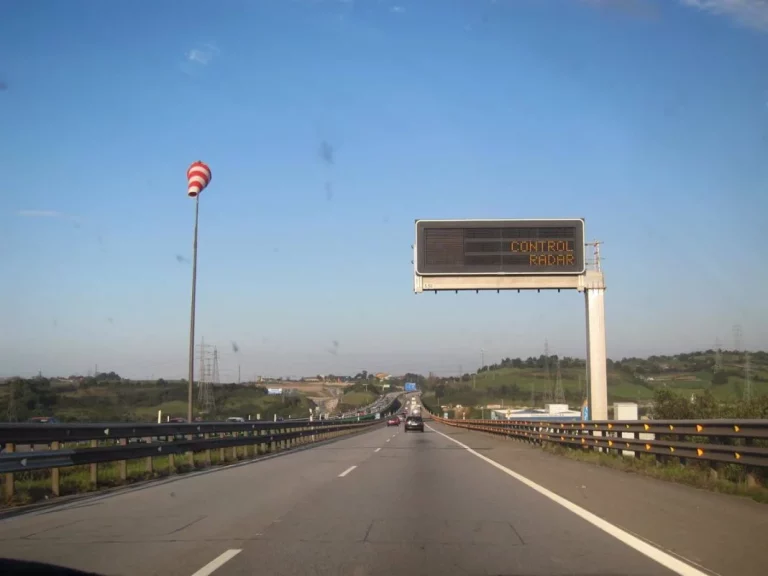 El pueblo de 11.000 habitantes que ha instalado un radar por su cuenta y ha facturado en un año más de lo que ganarás en tu vida