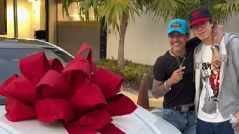 El hijo de Marc Anthony estrena su primer coche, una berlina híbrida que cuesta 40.000 euros