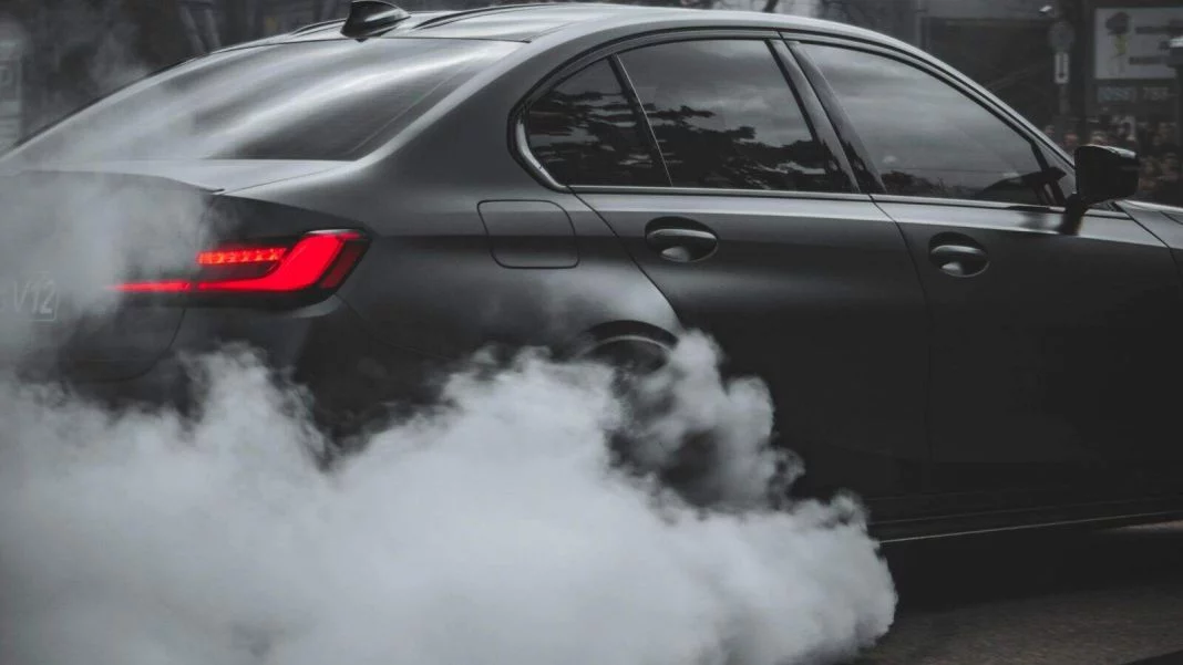 Humo gris tubo de escape