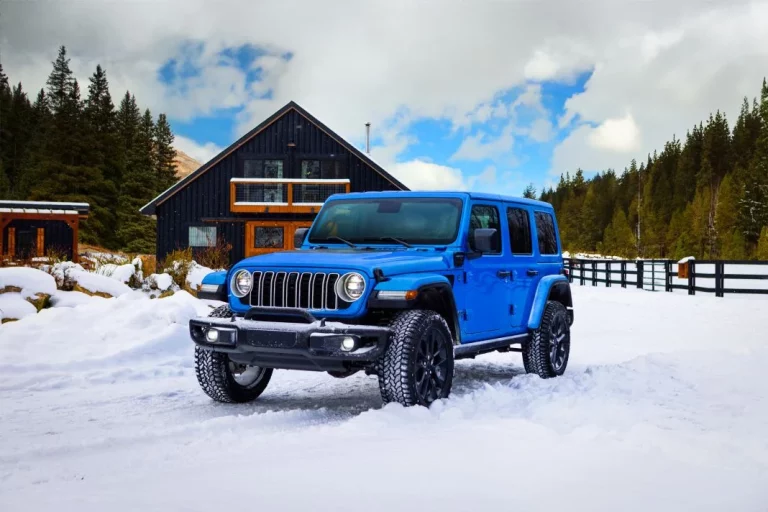 Jeep Wrangler 4xe Backcountry 2025: El refinamiento del Sahara con un toque de Rubicon