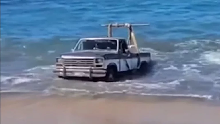 La peor forma de meter tu lancha en el mar es esta: Y no hay discusión posible