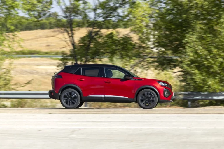 Prueba del Peugeot 2008 Hybrid GT e-DCS6: Un formato atractivo