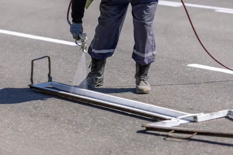 Una mujer y un bote de pintura blanca: La revolución de la seguridad vial que cumple 105 años