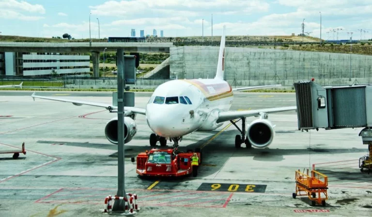 El día que un conductor acabó con su coche en la pista de Barajas y que tiene en jaque a la Guardia Civil y AENA