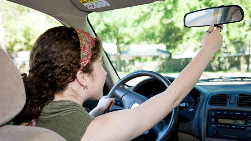 Daniel (33), oficial de tránsito: "Dedicar dos minutos a hacer esto puede ahorrarte dinero en más de una ocasión." 3 motor16 ajuste del espejo interior