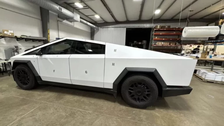 Con este invento, cambiar de color un Tesla Cybertruck es tan sencillo como forrar los libros del colegio