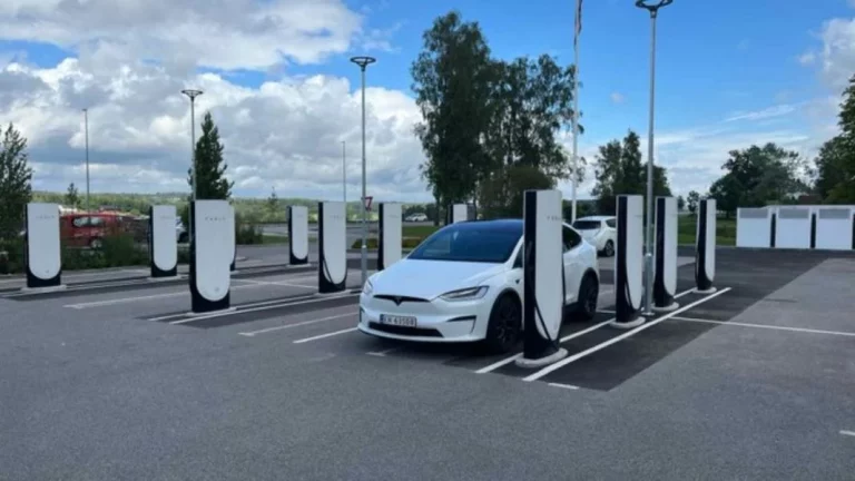 El símbolo nazi que ahora lucen los supercharger de Tesla en Estados Unidos