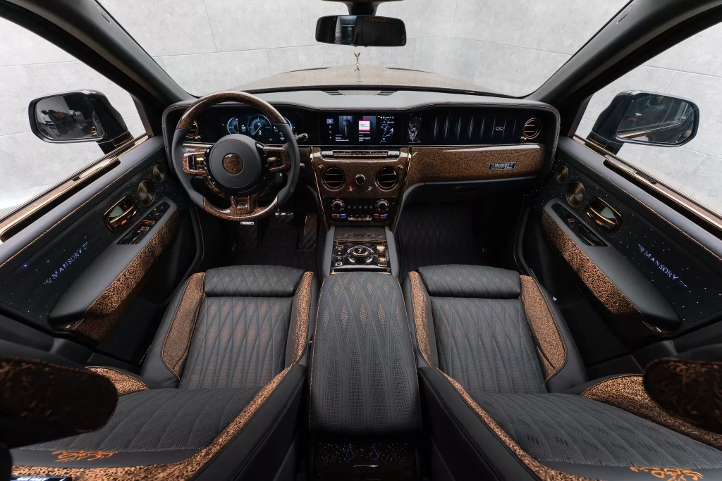 Cuando Mansory va más allá de la personalización y se preocupa por la integridad de sus clientes 3 Motor16 2025 Rolls-Royce Cullinan. Mansory Linea D'Arabo. Imagen interior.