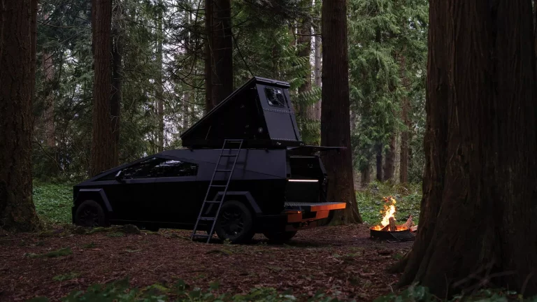 Space Camper convierte tu Tesla Cybertruck en una aventurera casa sobre ruedas
