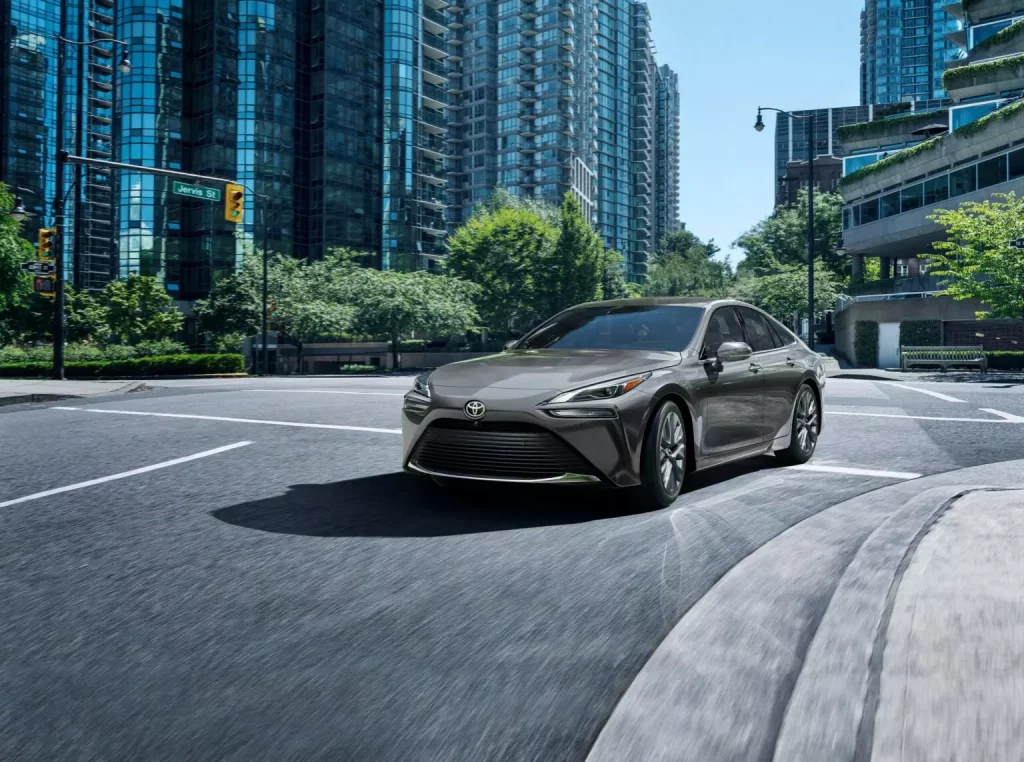 Toyota se niega a matar a su Mirai, la berlina de hidrógeno que ponen en forma 5 Motor16 2025 Toyota Mirai. USA. Imagen portada.