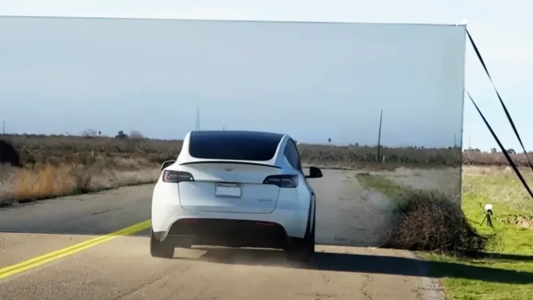 El youtuber Mark Rober ‘trolea’ a su Tesla Model Y como si fuera una escena del coyote y el correcaminos