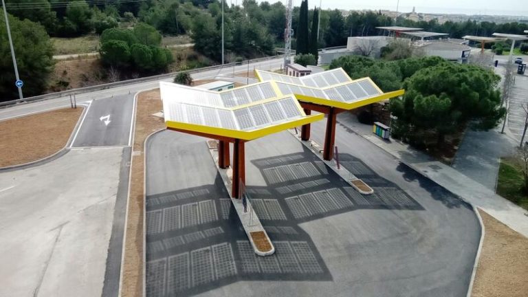Tres años: Lo que se tarda en dar corriente a un punto de recarga ultrarrápida en España