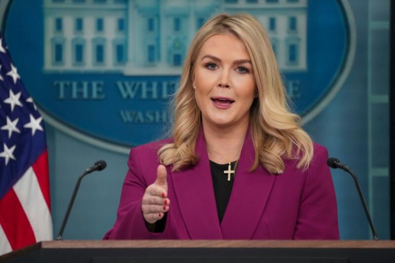 Trump da un mes de tregua a los aranceles a los automóviles llegados de México y Canadá
