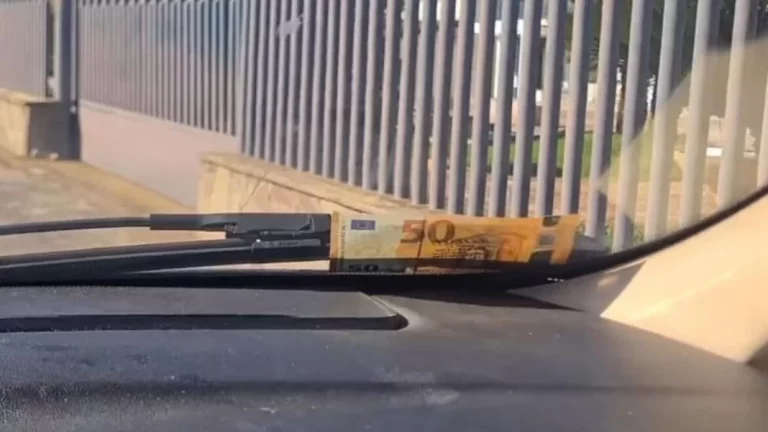 Esto es lo que tienes que hacer si te dejan 50 euros en el cristal de tu coche: palabra de Policía Nacional