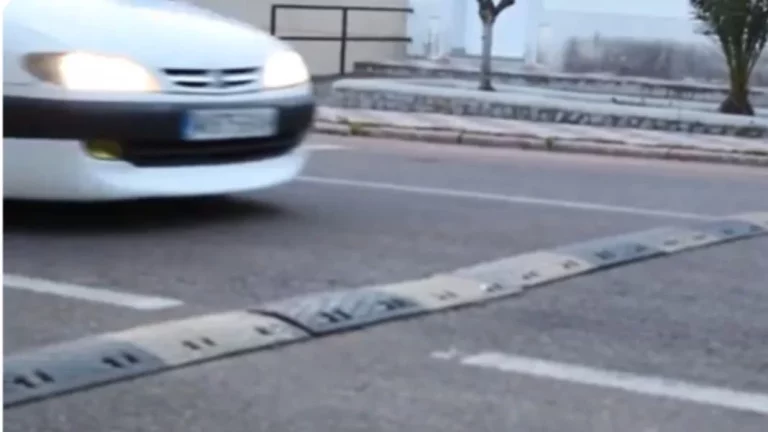 ¿Cómo puedo notificar a la DGT que mi coche ha sufrido daños por un badén en la carretera?