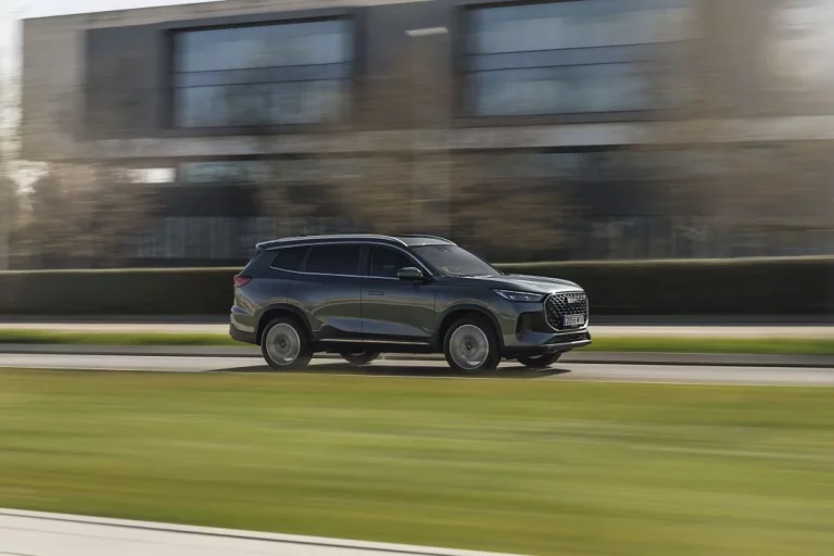 Primera prueba del Ebro s800: 7 plazas, mucho equipamiento y producción nacional por 33.000 euros