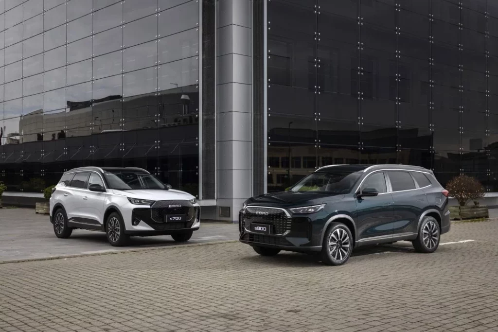 EBRO se abre a nuevos mercados y venderá sus coches a 3.000 kilómetros de distancia 1 Motor16 2025 EBRO s700 y EBRO s800 PHEV. Imagen portada.