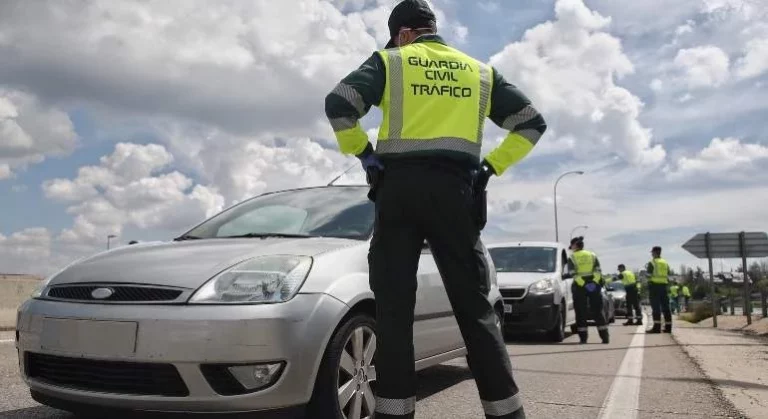 No será para hacerte soplar, ni para pedirte la documentación… La Guardia Civil te va a parar para mirar un detalle dentro de tu coche