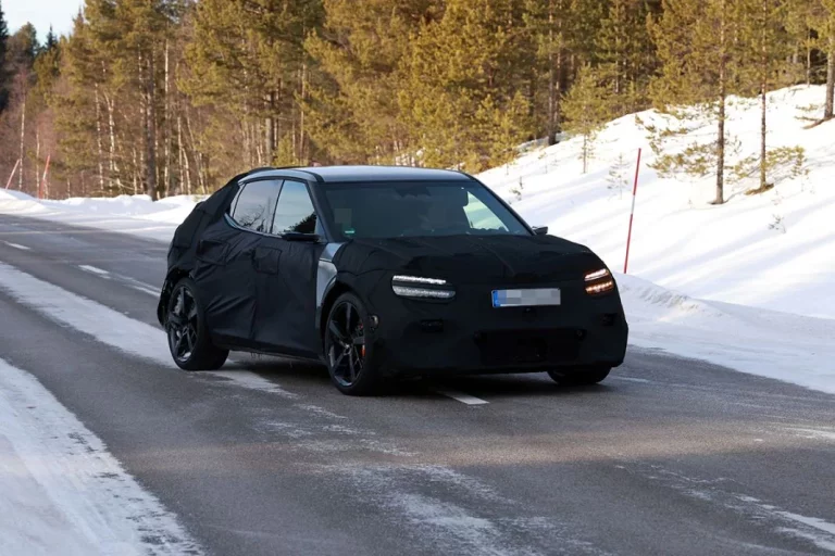 Fotos espía del Genesis GV60 Magma, un SUV compacto de 700 CV
