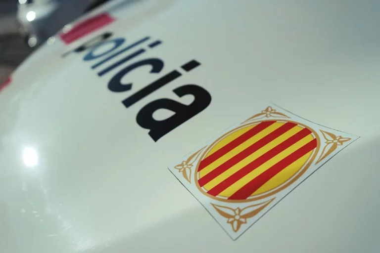 Alucina con la historia que esconde el motivo por el que 9 ‘cochazos’ cortaron una carretera en Cataluña: Los Mossos d’Esquadra ya los investigan