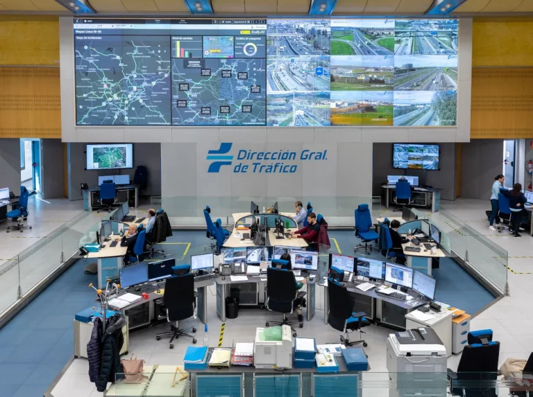 ITS: la tecnología que la DGT ya ha comenzado a utilizar en las carreteras. Así te afecta