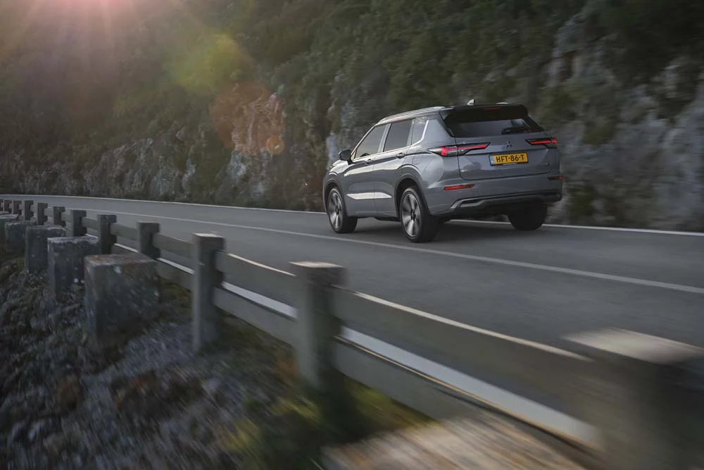 Mitsubishi anuncia dos nuevos modelos que podrías no llegar a ver por aquí 1 Motor16 2025 Mitsubishi Outlander PHEV. Imagen movimiento.