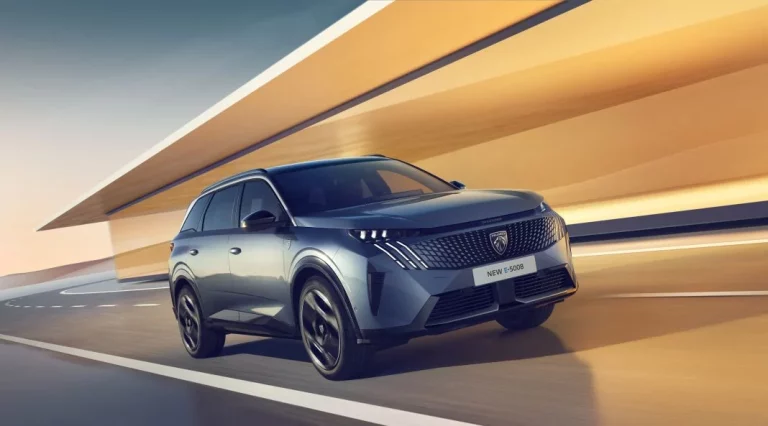 El SUV Peugeot 5008 está disponible por 34.660 euros