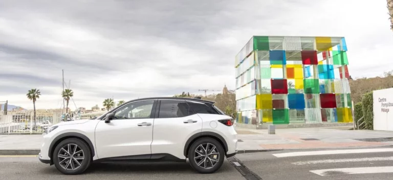Ruta de arte urbano con el Lexus LBX: el sol y el arte viven en Málaga