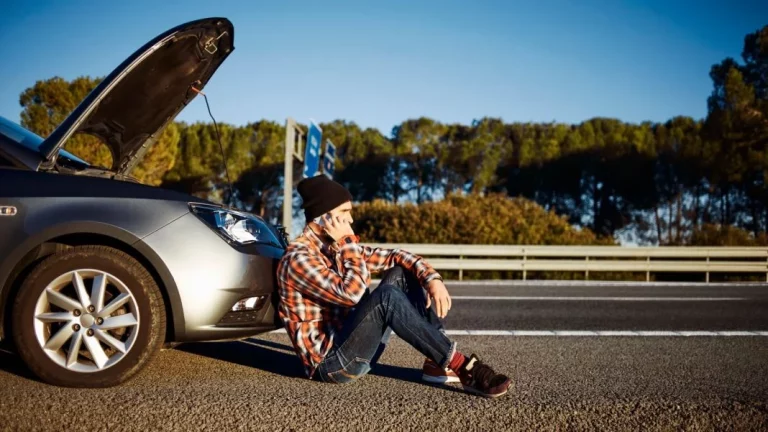 Si has reventado la rueda de tu coche por un bache en la carretera: Así lo puedes reclamar