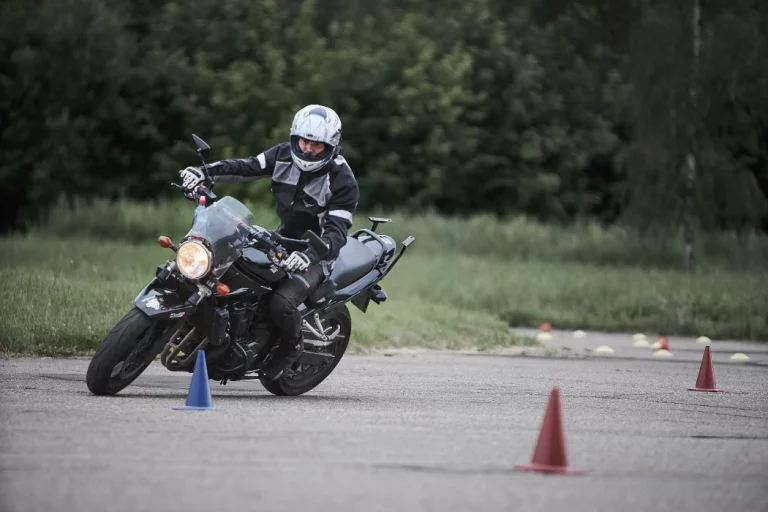 La DGT cambia los requerimientos para obtener el carnet A de moto: el airbag será obligatorio