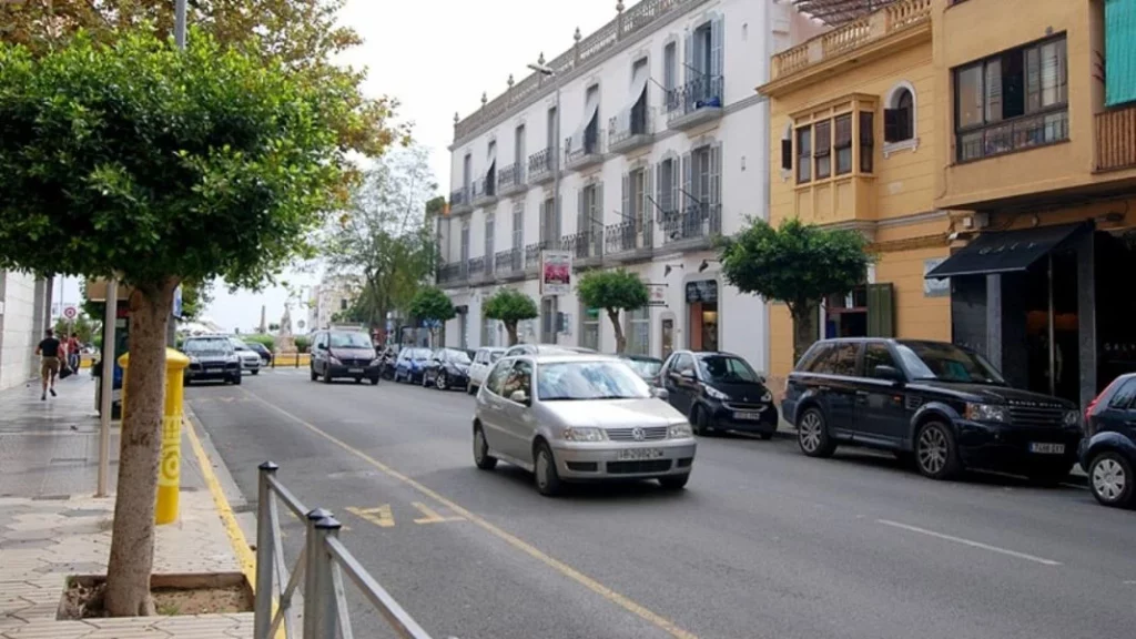 Juanjo (37), mecánico: "Si vas a dejar el coche parado mucho tiempo, haz esto de vez en cuando para que no se estropee" 2 Motor16 circular con el coche