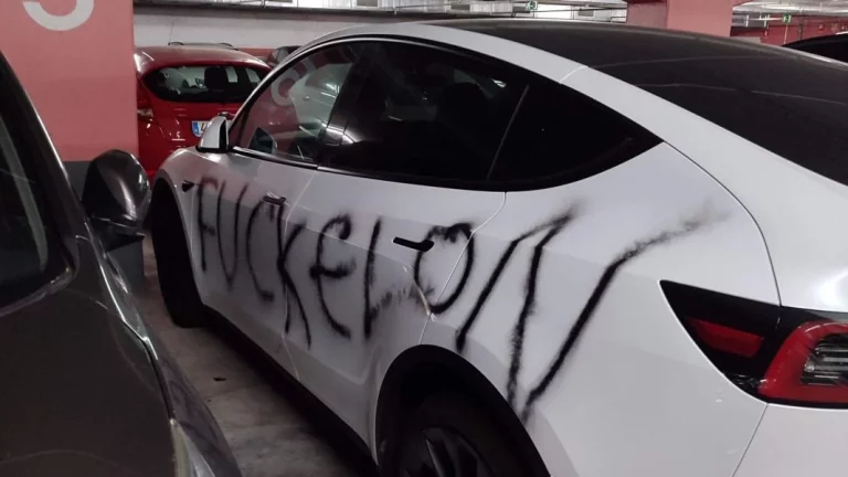 La ciudad de España en la que los Tesla se han convertido en objetos para vandalizar como en USA
