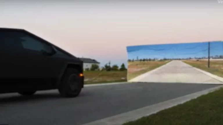 El dueño de este Tesla Cybertruck recrea la escena del Coyote y del Correcaminos: Este es el resultado