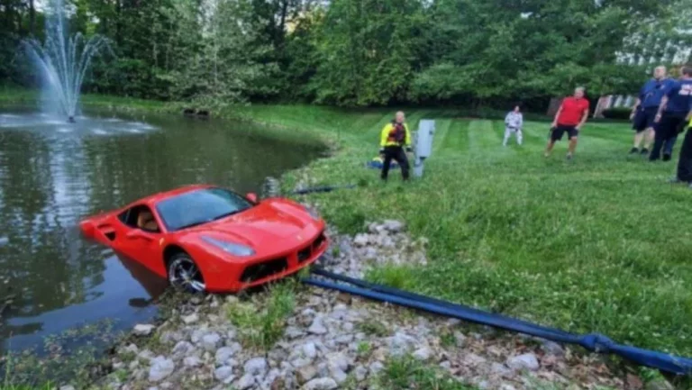 Mete por error su Ferrari 488 GTB en un estanque y exigencia a la marca italiana