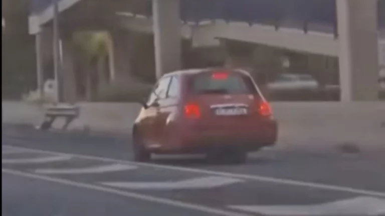 Graban a este Fiat 500 con tres ruedas y las redes sociales se incendian con este ‘aparato’