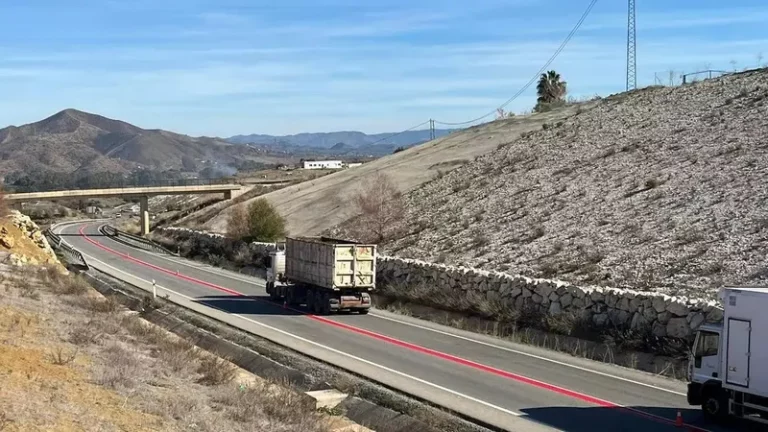 Blancas, amarillas, azules, verdes, rojas, moradas… El significado de las líneas de la carretera por su color